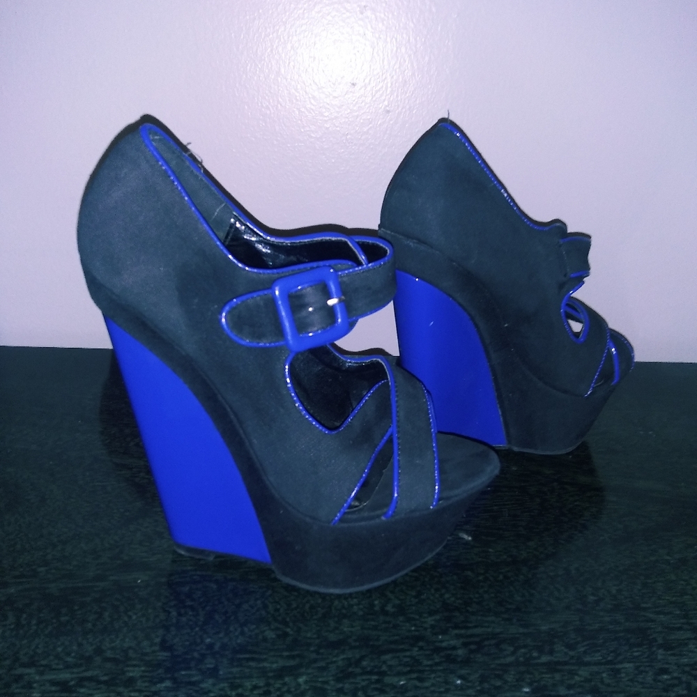 Black and blue high wedges
